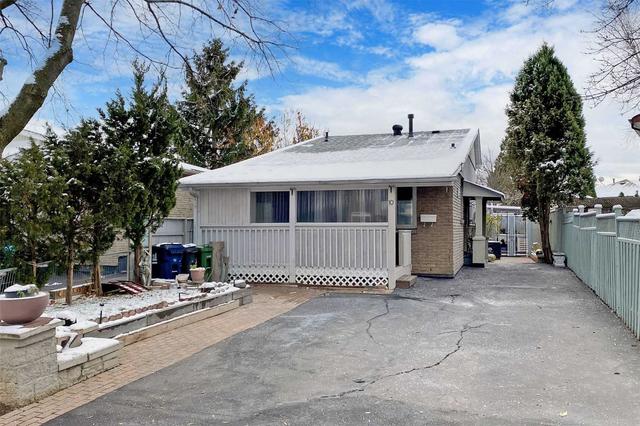 10 Cobbler Cres, House detached with 2 bedrooms, 2 bathrooms and 3 parking in Toronto ON | Card Image