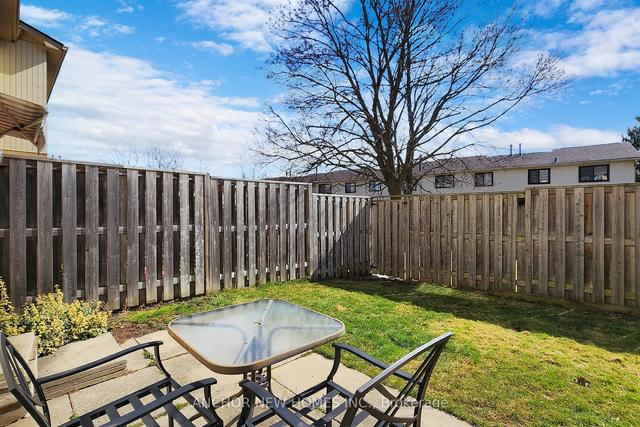 77 Guildford Cres, Townhouse with 3 bedrooms, 2 bathrooms and 2 parking in Brampton ON | Image 32