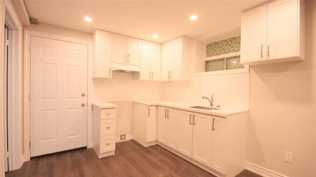 B2 - 15 Wilson Park Rd, House detached with 2 bedrooms, 1 bathrooms and 2 parking in Toronto ON | Image 3
