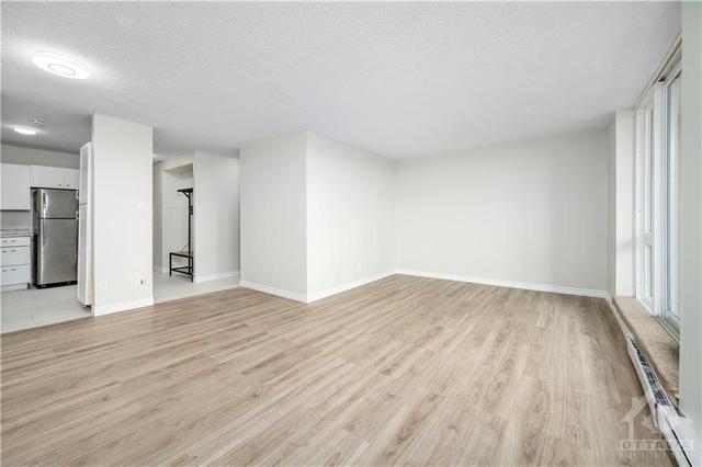 604 - 2020 Jasmine Crescent, Condo with 3 bedrooms, 2 bathrooms and 1 parking in Ottawa ON | Image 5