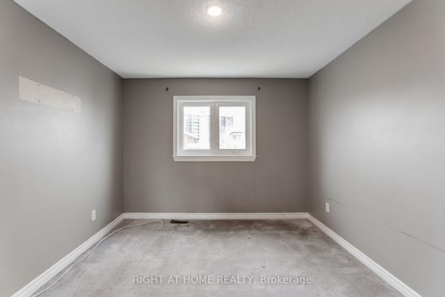 204 Townhouse Cres, Townhouse with 3 bedrooms, 2 bathrooms and 1 parking in Brampton ON | Image 5