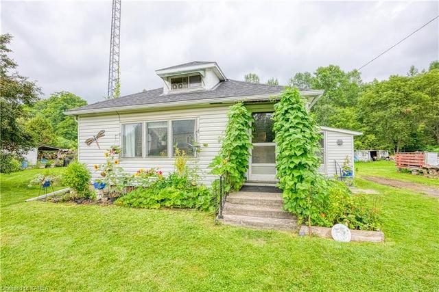 1018 Queen Street, House detached with 2 bedrooms, 1 bathrooms and 3 parking in Central Frontenac ON | Image 12