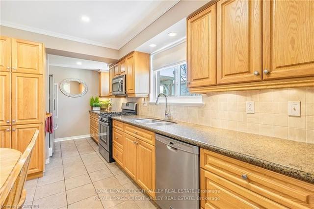 28 Parkview Pl, House detached with 4 bedrooms, 2 bathrooms and 6 parking in Brampton ON | Image 4
