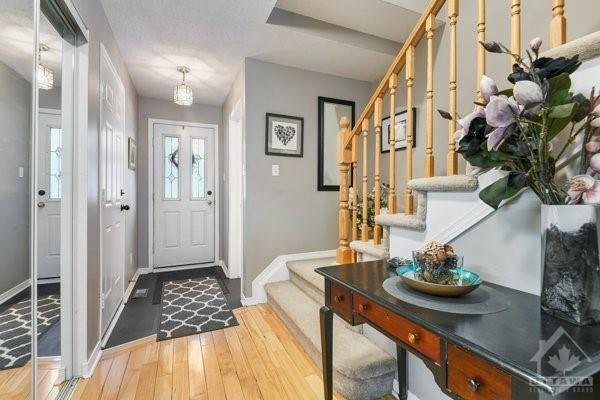 28 Redstone Lane, Townhouse with 3 bedrooms, 2 bathrooms and 2 parking in Ottawa ON | Image 4