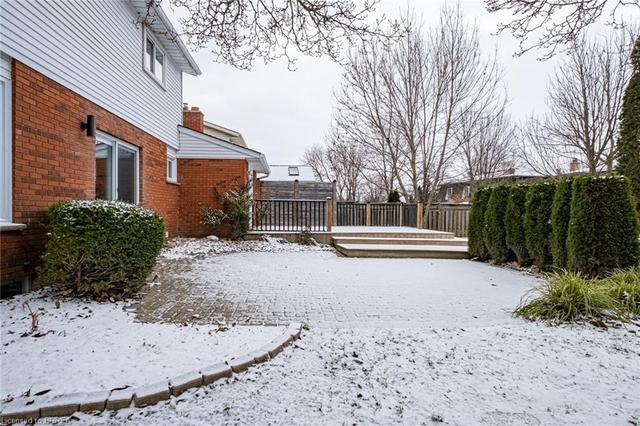 11 Bell Manor Court, House detached with 4 bedrooms, 2 bathrooms and 3 parking in Brantford ON | Image 50