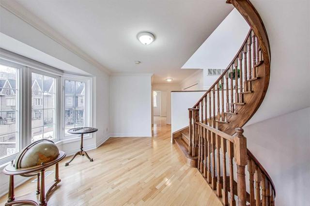 5 - 548a Scarlett Rd, Townhouse with 3 bedrooms, 3 bathrooms and 2 parking in Toronto ON | Image 2