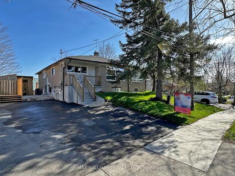 11 Jasper Dr S, House semidetached with 3 bedrooms, 3 bathrooms and 3 parking in Aurora ON | Card Image