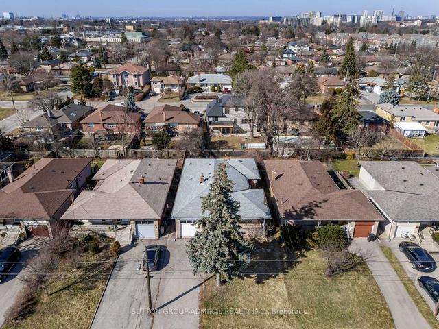 162 Searle Ave, House detached with 4 bedrooms, 3 bathrooms and 5 parking in Toronto ON | Image 7