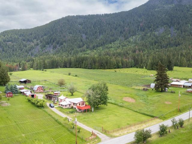 4512 48th Street, House detached with 2 bedrooms, 1 bathrooms and 6 parking in Central Kootenay B BC | Image 1