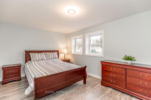 76 Burns Circ, House attached with 3 bedrooms, 2 bathrooms and 3 parking in Barrie ON | Image 7