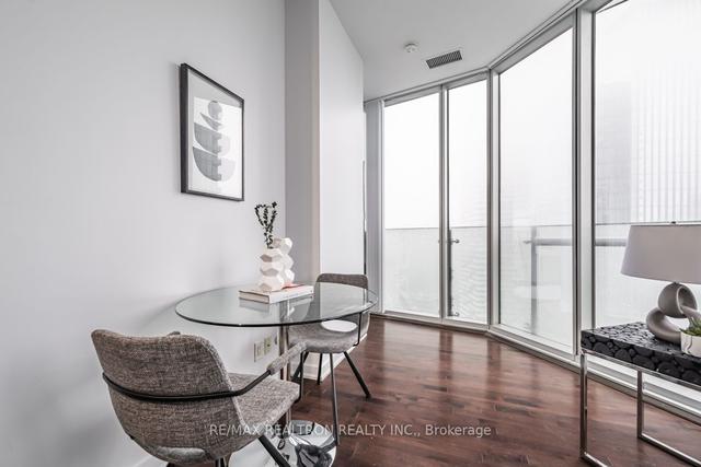 3002 - 12 York St, Condo with 2 bedrooms, 2 bathrooms and 1 parking in Toronto ON | Image 2