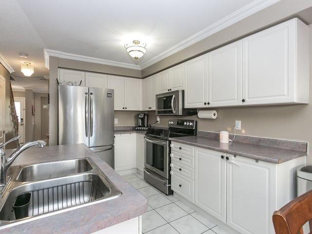 13 Pauline Cres, House attached with 3 bedrooms, 4 bathrooms and 3 parking in Brampton ON | Image 7