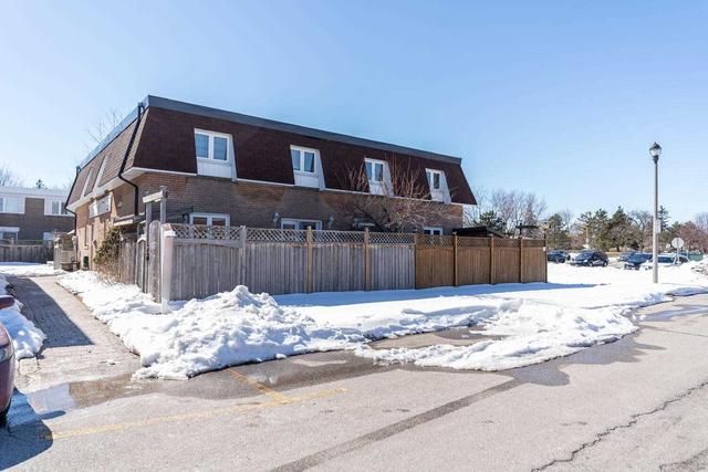 29 Town House Cres N, Townhouse with 3 bedrooms, 2 bathrooms and 1 parking in Brampton ON | Image 12