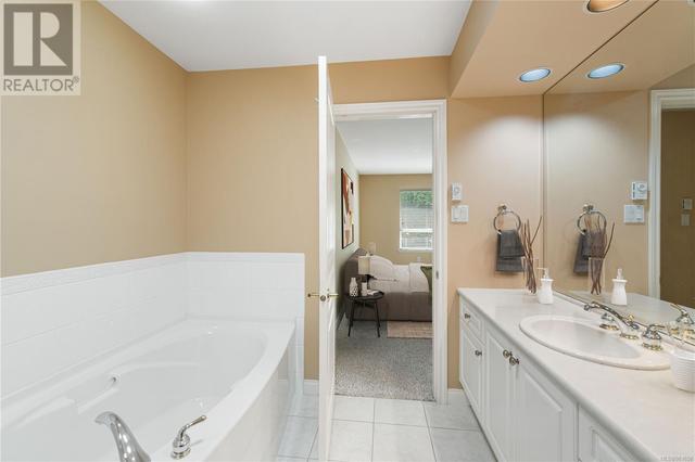 1272 Gabriola Dr, House attached with 2 bedrooms, 2 bathrooms and 2 parking in Parksville BC | Image 8