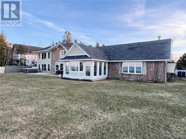 1670 Queen Elizabeth Drive, House detached with 4 bedrooms, 3 bathrooms and null parking in Bathurst NB | Image 2