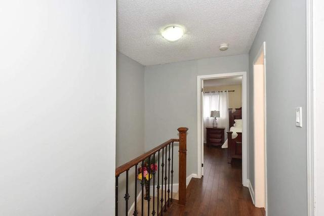 73 Moregate Cres, Townhouse with 3 bedrooms, 3 bathrooms and 2 parking in Brampton ON | Image 2