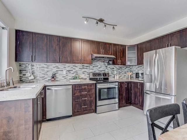 8941 Yonge St, House attached with 3 bedrooms, 3 bathrooms and 2 parking in Richmond Hill ON | Image 2