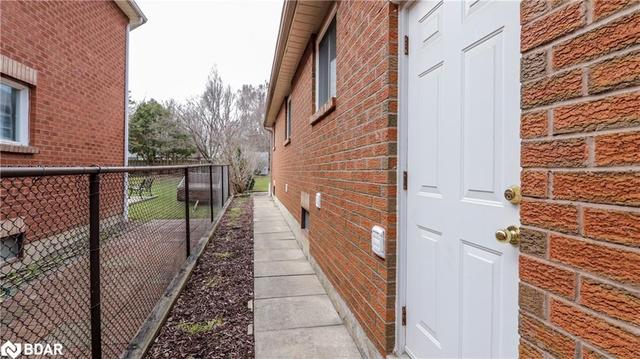 8 Tomlin Court, House detached with 3 bedrooms, 3 bathrooms and 6 parking in Barrie ON | Image 5
