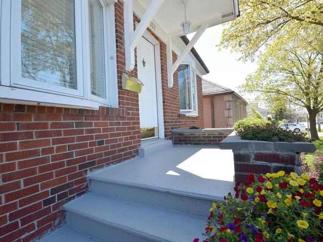 1037 East Ave, House detached with 3 bedrooms, 2 bathrooms and 4 parking in Mississauga ON | Image 1