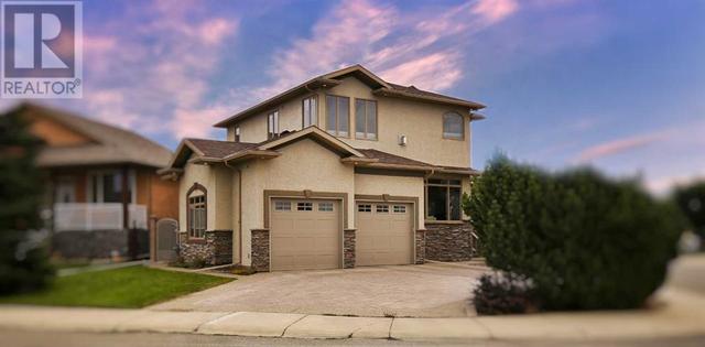 101 Grizzly Terrace N, House detached with 5 bedrooms, 3 bathrooms and 4 parking in Lethbridge AB | Image 2