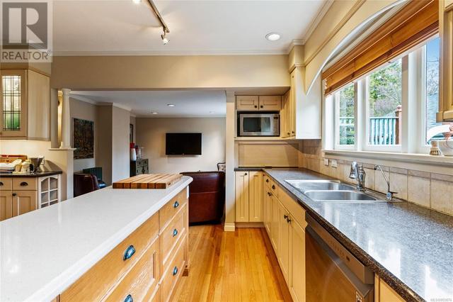 1023 St. Charles St, House detached with 3 bedrooms, 3 bathrooms and 6 parking in Victoria BC | Image 19