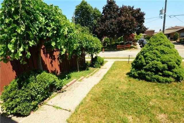 80 Erie St, House detached with 4 bedrooms, 2 bathrooms and 2 parking in Toronto ON | Image 2