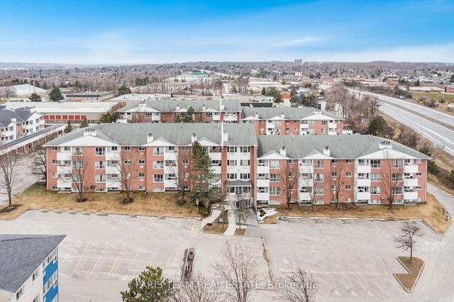 303 - 126 Bell Farm Rd, Condo with 2 bedrooms, 2 bathrooms and 1 parking in Barrie ON | Image 1