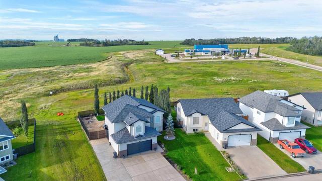 10212 93 Avenue, House detached with 5 bedrooms, 3 bathrooms and 6 parking in Sexsmith AB | Image 1