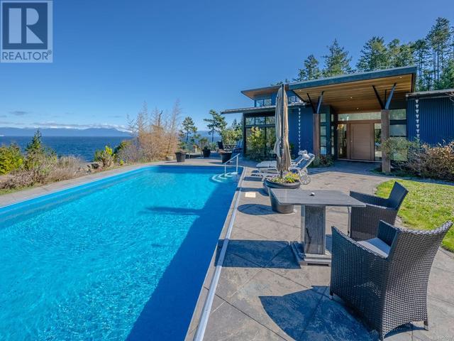 A beautiful home, with a pool on the ocean... perfect | Image 1