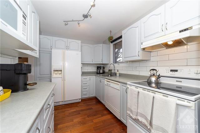 1381 Cahill Drive, Townhouse with 3 bedrooms, 2 bathrooms and 1 parking in Ottawa ON | Image 11