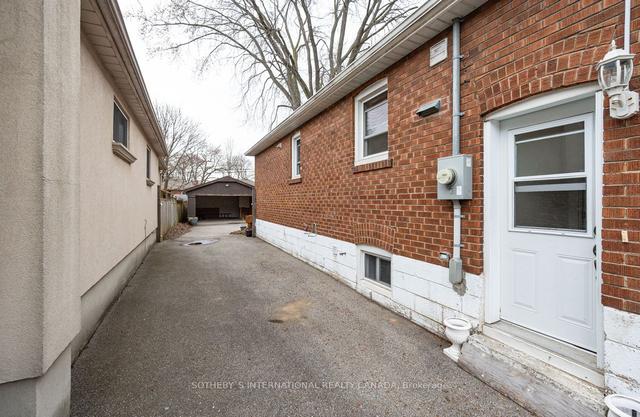 1202 Islington Ave, House detached with 2 bedrooms, 2 bathrooms and 5 parking in Toronto ON | Image 3