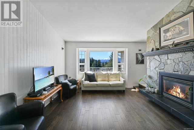 1899 10th St E, House detached with 4 bedrooms, 3 bathrooms and 6 parking in Courtenay BC | Image 1