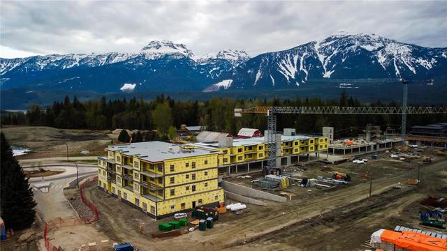 sl138 - p01 (Building 4) Mackenzie Plaza, Condo with 2 bedrooms, 1 bathrooms and 1 parking in Revelstoke BC | Image 3