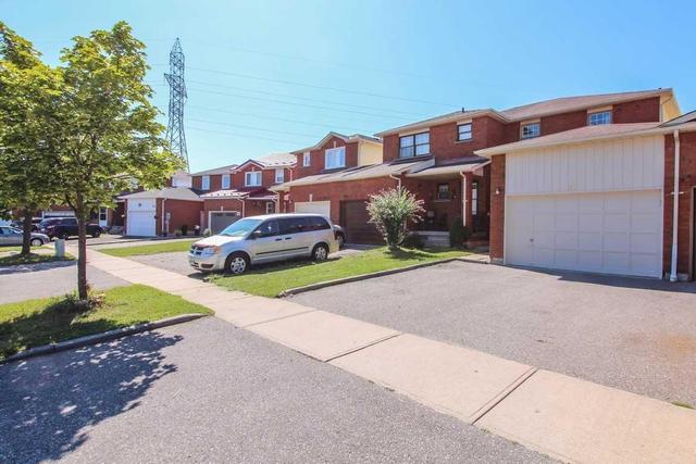 101 Tulip Dr, House attached with 3 bedrooms, 4 bathrooms and 4 parking in Brampton ON | Image 2