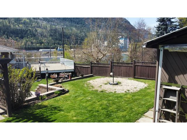 3583 Broadwater Rd, House detached with 3 bedrooms, 3 bathrooms and null parking in Central Kootenay J BC | Image 24