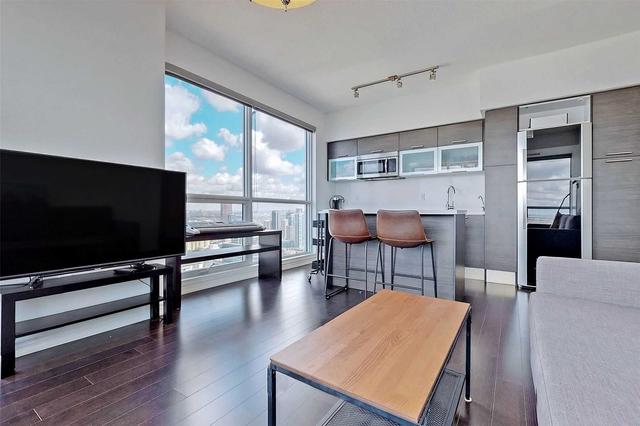4715 - 386 Yonge St, Condo with 2 bedrooms, 2 bathrooms and 1 parking in Toronto ON | Image 7