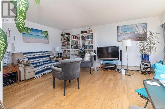 405 - 3800 Quadra St, Condo with 2 bedrooms, 1 bathrooms and 1 parking in Saanich BC | Image 4