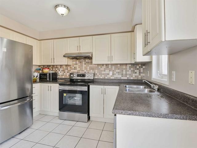 91 Bernard Ave, House attached with 3 bedrooms, 4 bathrooms and 2 parking in Brampton ON | Image 6