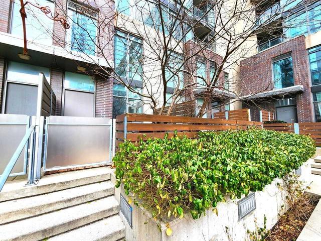 th110 - 15 Brunel Crt, Townhouse with 1 bedrooms, 1 bathrooms and 1 parking in Toronto ON | Image 1