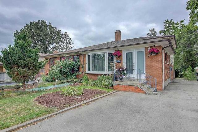 1251 Fairdale Dr, House semidetached with 3 bedrooms, 2 bathrooms and 4 parking in Mississauga ON | Image 1
