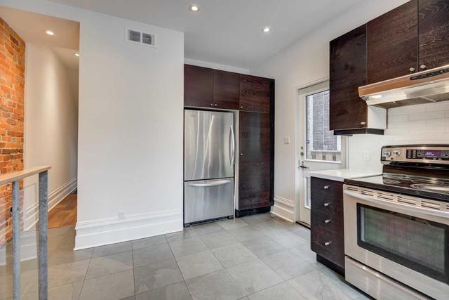 125 Collier St, House semidetached with 5 bedrooms, 3 bathrooms and 0 parking in Toronto ON | Image 2