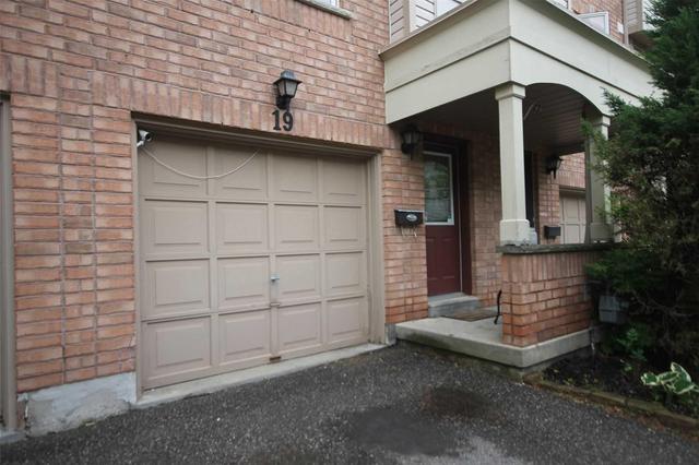19 Mcgonigal Lane, Townhouse with 3 bedrooms, 2 bathrooms and 1 parking in Ajax ON | Image 2