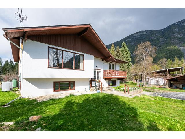 4856 32nd Street, House detached with 3 bedrooms, 2 bathrooms and 2 parking in Central Kootenay B BC | Image 18
