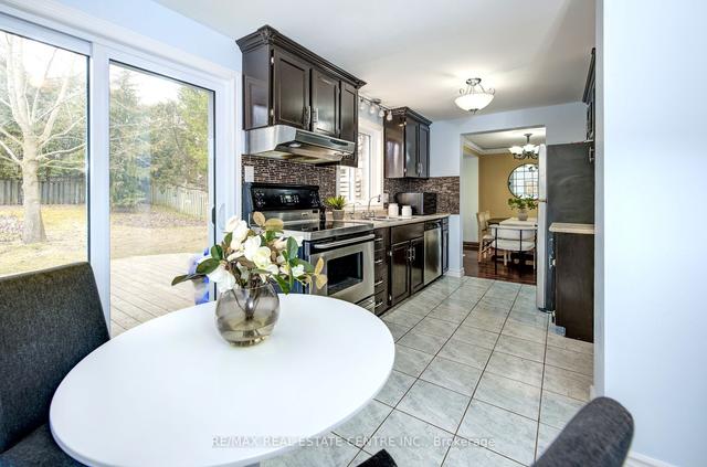 24 Dawn Cres, House detached with 3 bedrooms, 2 bathrooms and 3 parking in Cambridge ON | Image 3