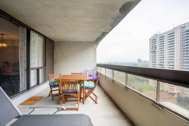 1207 - 100 Quebec Ave, Condo with 2 bedrooms, 2 bathrooms and 1 parking in Toronto ON | Image 8