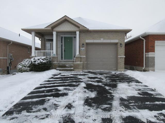 858 Wentworth St, House detached with 2 bedrooms, 2 bathrooms and 3 parking in Peterborough ON | Image 1