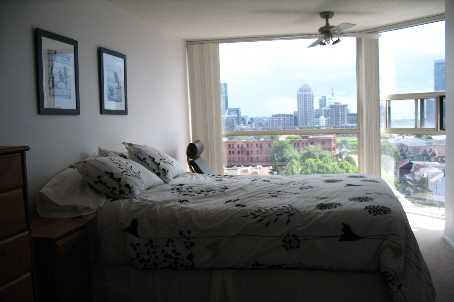 1012 - 725 King St W, Condo with 2 bedrooms, 1 bathrooms and 1 parking in Toronto ON | Image 6