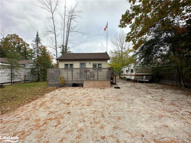 74 Laidlaw Street, House detached with 2 bedrooms, 1 bathrooms and 3 parking in Wasaga Beach ON | Image 3