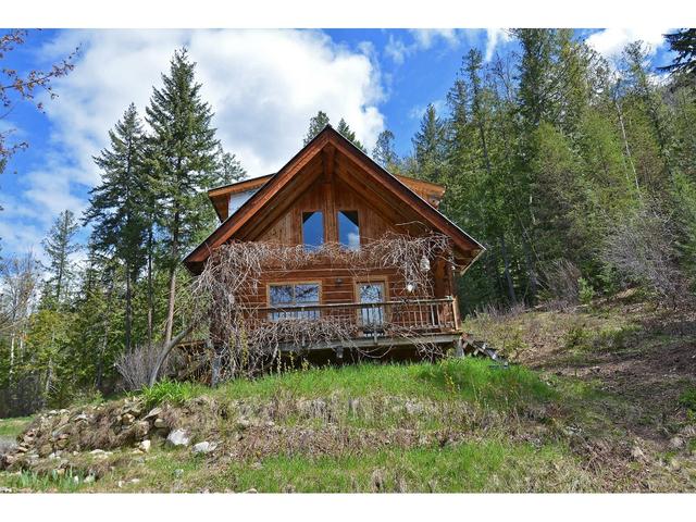 8907 Martens Road, House detached with 3 bedrooms, 2 bathrooms and null parking in Central Kootenay H BC | Image 6