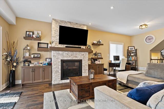 7920 Woodbine St, House detached with 4 bedrooms, 4 bathrooms and 4 parking in Niagara Falls ON | Image 3